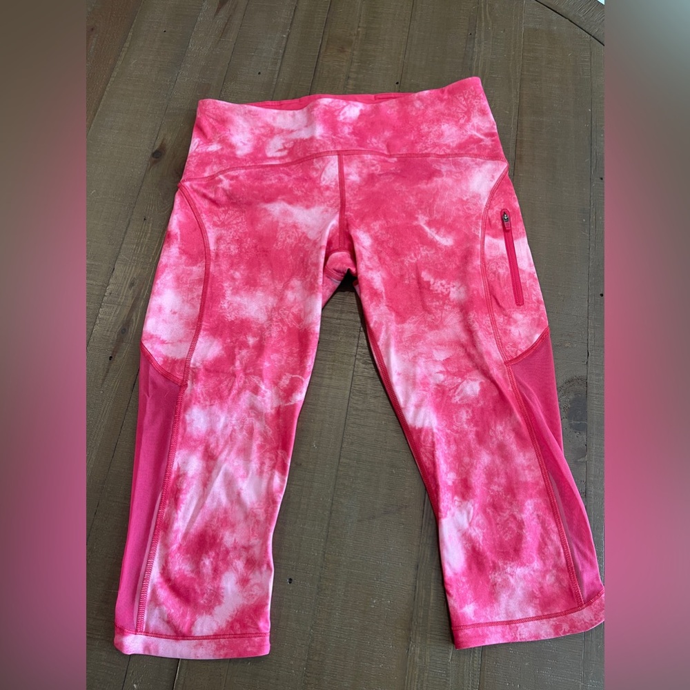 Lululemon below knee crop legging fuscia pink and white. Side pocket with zip.